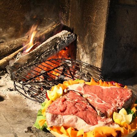 Hotel Ristorante Il Pino 丘西 外观 照片