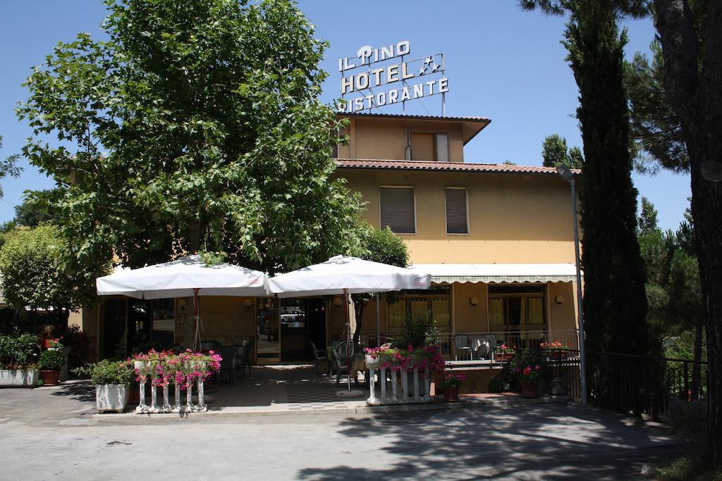 Hotel Ristorante Il Pino 丘西 外观 照片