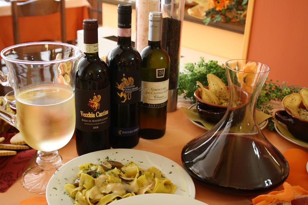 Hotel Ristorante Il Pino 丘西 外观 照片