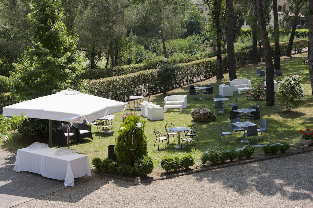 Hotel Ristorante Il Pino 丘西 外观 照片