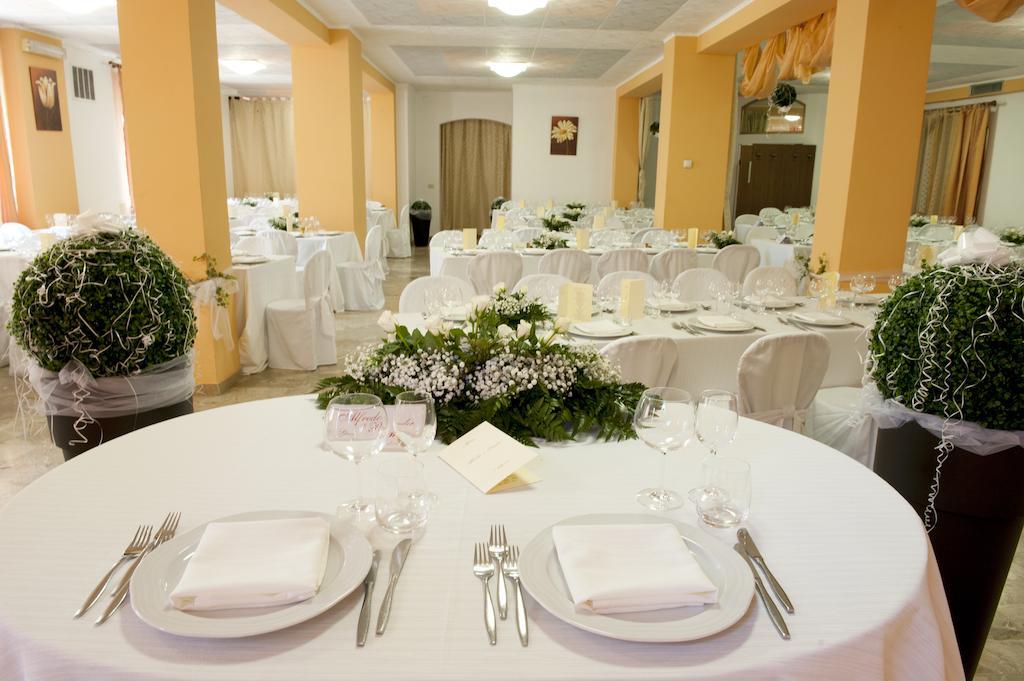 Hotel Ristorante Il Pino 丘西 外观 照片